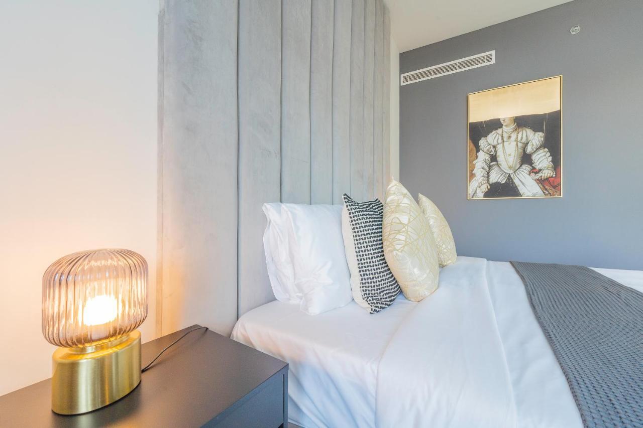 Nouveau Art Deco 3Br With Burj & Canal Views Dubai Bagian luar foto